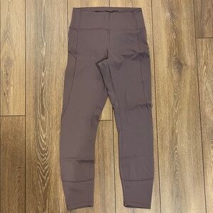 Lululemon women’s In Movement 25” leggings in rose color